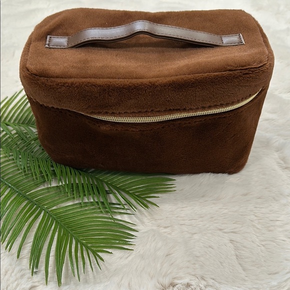 NWOT Ulta Brown Faux Fur Cosmetic Train Case - Picture 1 of 2